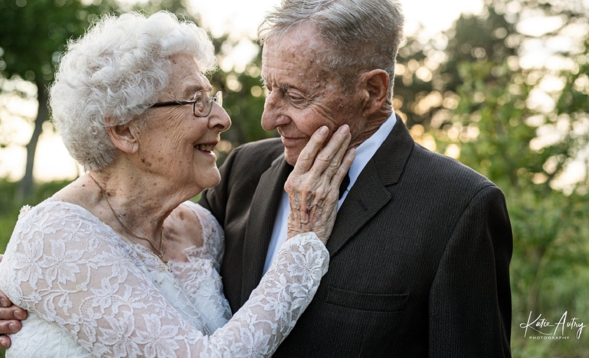 Un couple mari depuis 60 ans font une sance photo de mariage pour souligner l'vnement