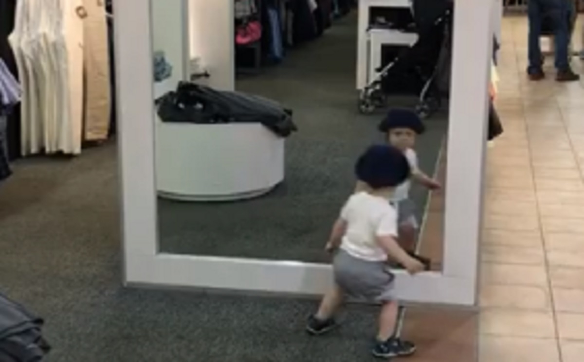 La vido de ce bambin qubcois qui se regarde dans le miroir devient virale!