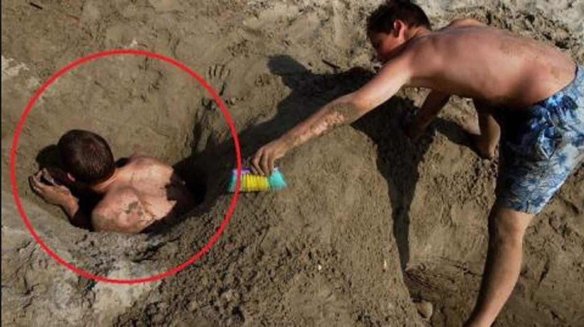 Il se fait enterr dans le sable pour s'amuser, il se retrouve avec une terrible infection