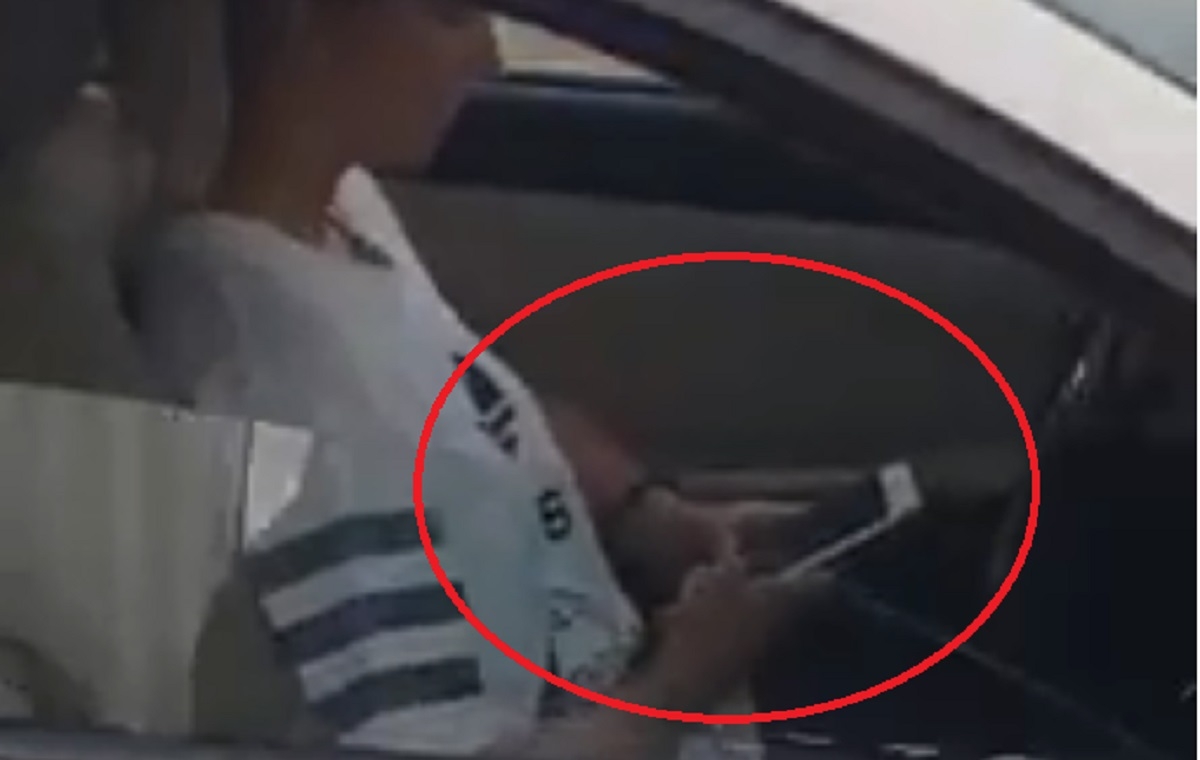 Une femme roule 120 km/h sur l'autoroute 15, ses deux mains sont occupes  texter, un homme a tout film.