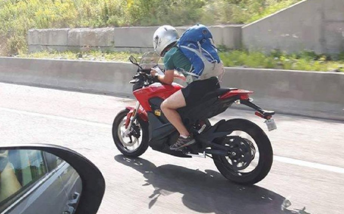 Qubec: Un motocycliste dangereux pris en train de texter alors qu'il roule  plus de 110 km sur l'autoroute...