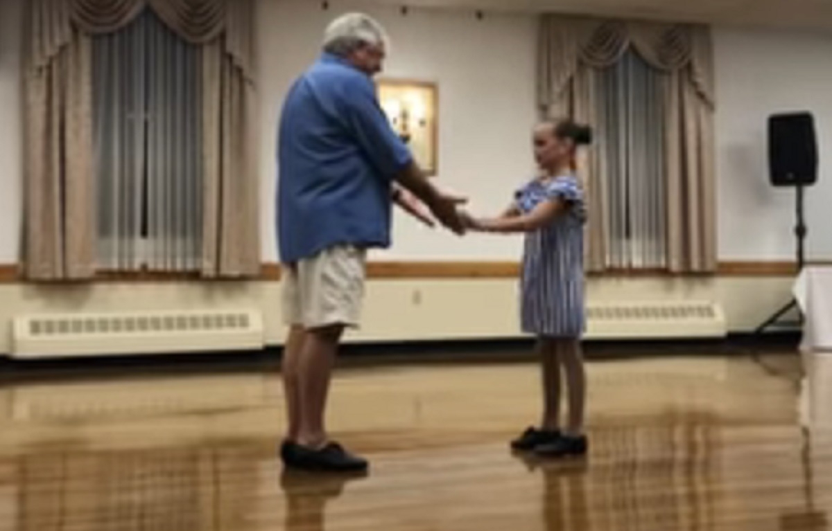 Une fillette de 10 ans et son papy participent  un spectacle de claquettes et c'est adorable