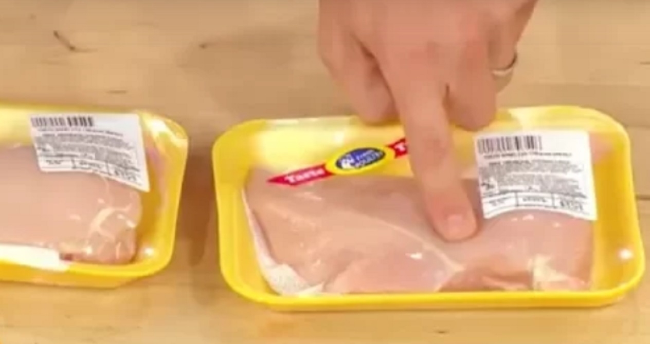 Avec ce truc simple, vous saurez si le poulet du supermarch est frais