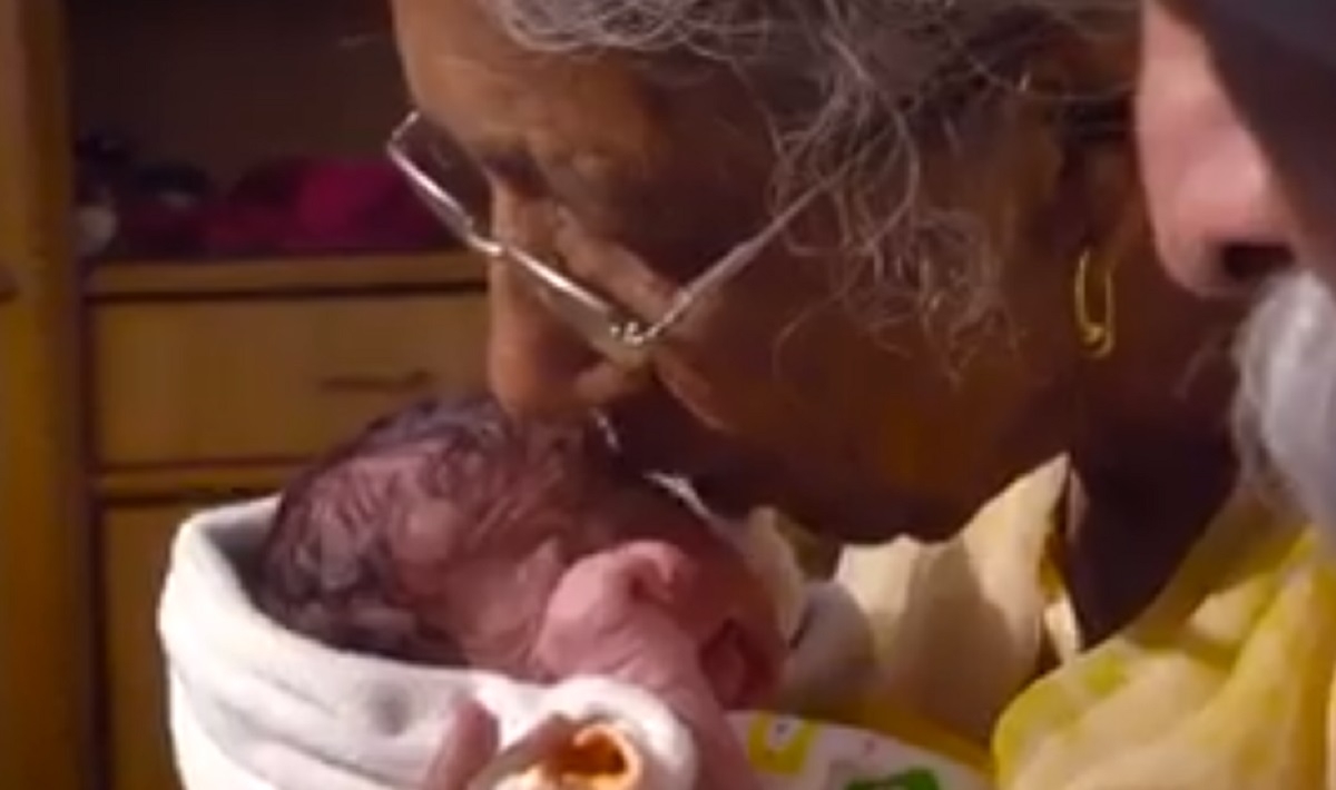 Incroyable: Une femme accouche de son premier enfant  72 ans