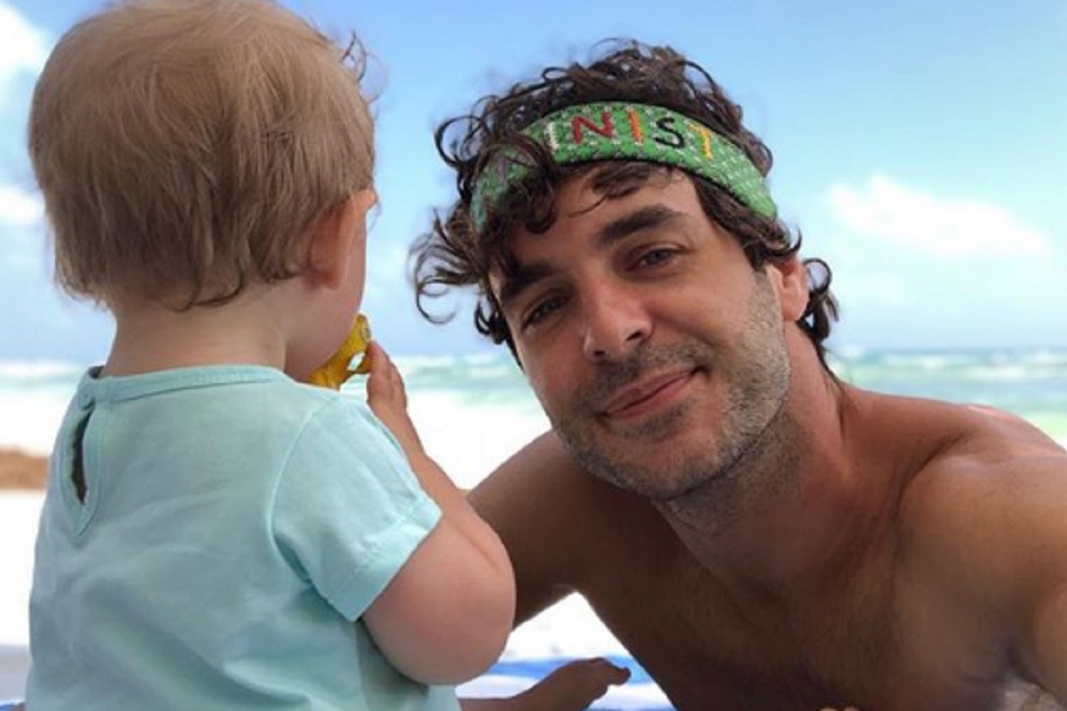 En vacances au soleil, Alex Nevsky publie une photo de sa fille et de son amoureuse tout  fait adorable!