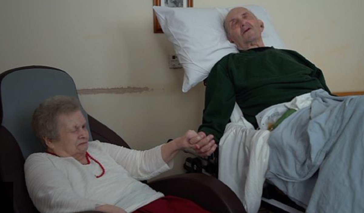Un homme de 84 ans sur le point de mourir revoit son pouse malade pour une dernire fois