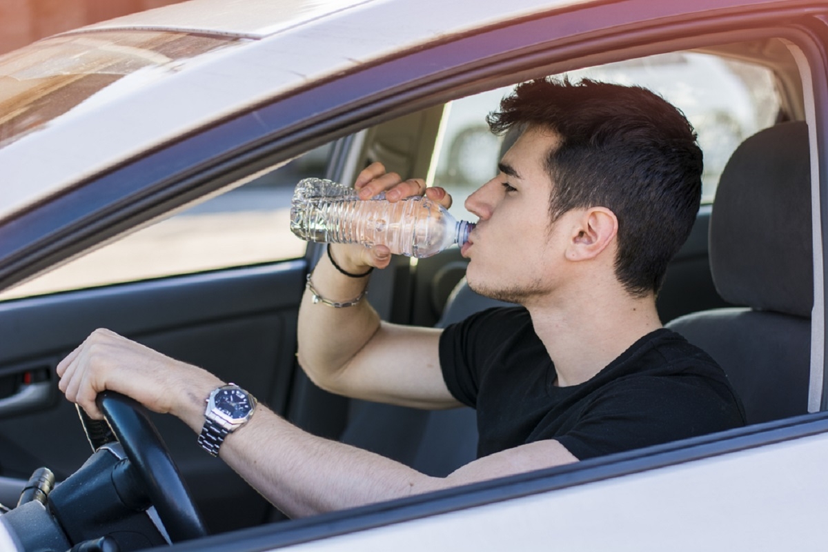 Un automobiliste doit payer une amende de 173 dollars pour avoir bu de l'eau en conduisant