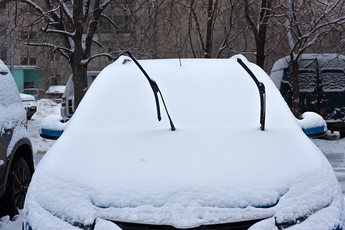 Voici pourquoi vous ne devez jamais laisser les essuie-glaces de votre voiture relevs selon CAA Qubec