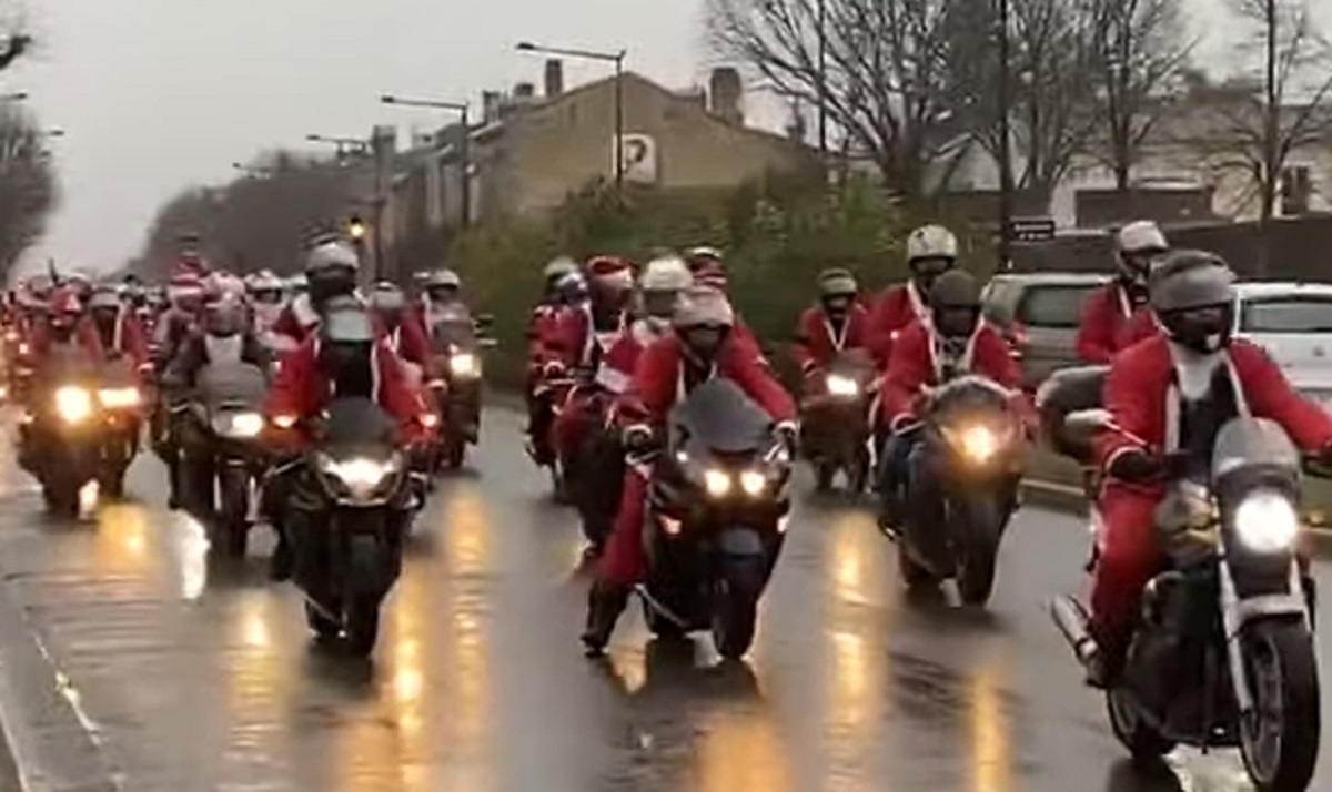 Prs de 1400 motards dguiss en Pre Nol distribuent des cadeaux aux enfants malades