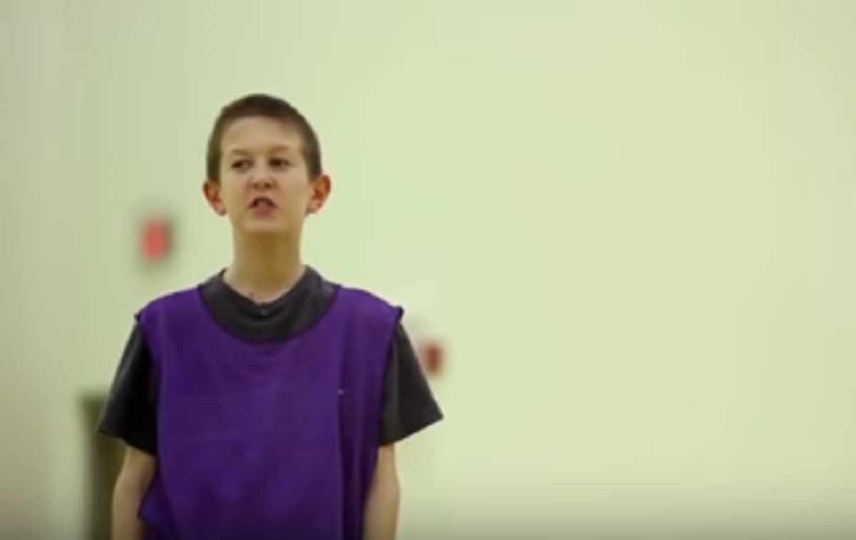 Las d'être victime de harcèlement, un jeune garçon autiste se lève et prononce un discours mémorable