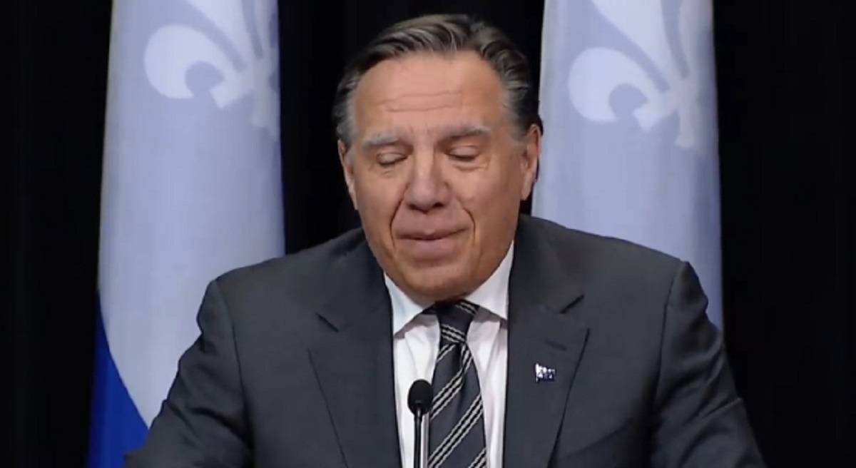 Une fillette est inquite pour la Fe de dents mais Franois Legault la rassure de la plus charmante des faons