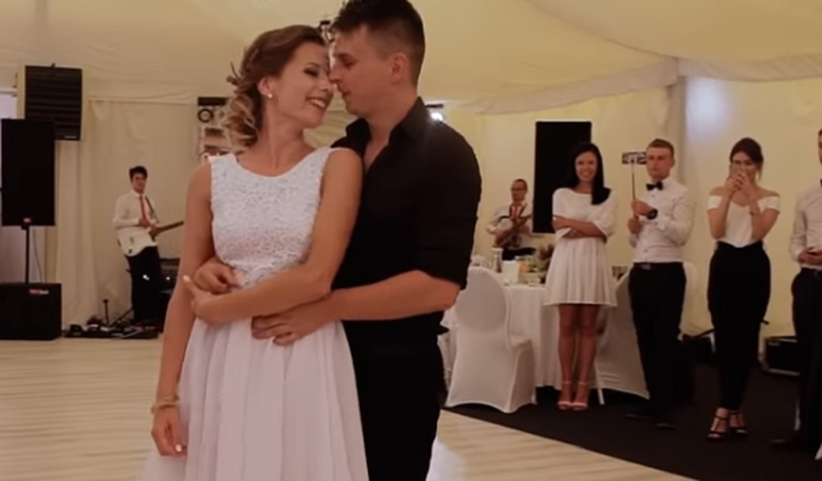 Un couple de nouveaux mariés impressionnent leurs invités avec une prestation à la Dirty Dancing